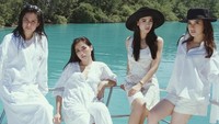 Seperti saat bersantai di atas yacht usai diving. Bagaimana, tertarik untuk bikin squad juga? (Dok. Instagram/karenina_sunny)