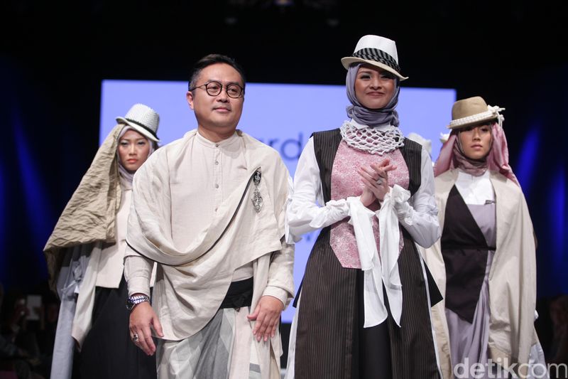 Di Koleksi terbarunya Deden megambil tema 'Bolivarymein' di Muslim Fashion festival 2017. Jakarta Convention Center. Senayan. Jakarta.