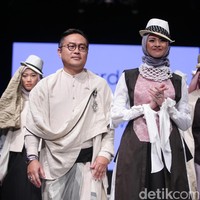 Masih dari iklan yang sama, Deden Siswanto yang dikenal dengan gaya etnik kontemporernya, menghadirkan busana penuh layering bergaya kimono untuk kampanye pesta olahraga terbesar di Asia ini. Dihiasi detail keemasan, karya Deden Siswanto ini sangat senada dengan tema besar Asian Games 2018. (Foto: Moh. Abduh/Wolipop)