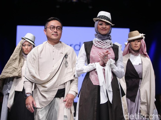 Masih dari iklan yang sama, Deden Siswanto yang dikenal dengan gaya etnik kontemporernya, menghadirkan busana penuh layering bergaya kimono untuk kampanye pesta olahraga terbesar di Asia ini. Dihiasi detail keemasan, karya Deden Siswanto ini sangat senada dengan tema besar Asian Games 2018. (Foto: Moh. Abduh/Wolipop)