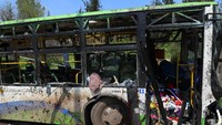 Para petugas Pertahanan Sipil Suriah menyatakan mereka telah menemukan lebih dari 100 jasad dari lokasi ledakan bom pada Sabtu (15/4) tersebut. Dalam insiden itu, ledakan bom menghantam konvoi bus-bus padat penumpang saat mereka menunggu untuk melintas dari wilayah yang dikuasai pemberontak menuju ke wilayah yang dikuasai pemerintah. REUTERS/Ammar Abdullah.