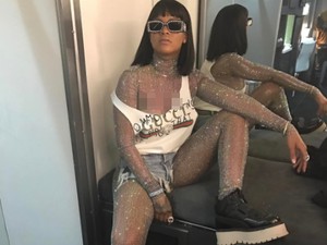 Rihanna Pakai Bodysuit Transparan di Coachella