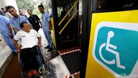 Seorang penyandang disabilitas terlihat sangat semringah untuk menjajal armada baru tersebut.
