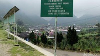 Ada banyak tempat wisata di sekitar Desa Sembungan. Seperti terlihat di plang ini yakni Bukit Sikunir, Telaga Cebong, Gunung Paku Wojo dan air terjun Sikarim (Johanes Randy/detikTravel)