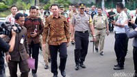 Basuki Tjahaja Purnama (Ahok) hadir dalam deklarasi dengan mengenakan batik lengan panjang. Dia tampak dikawal beberapa polisi.