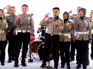 Saat Polisi Ganteng dan Polwan Cantik Ngeband