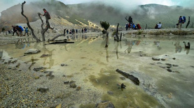 Salah satu area di Gunung Papandayan yang digarap jadi area wisata.