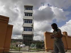 Deretan Rumah Paku yang Bertahan dari Gusuran