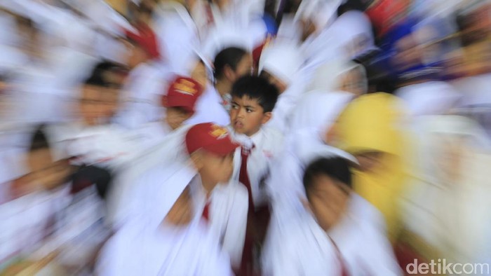 Ribuan siswa SD dan SMP mengikuti kegiatan rampak buku yang digelar di Dome Bale Rame, Soreang, Kabupaten Bandung.