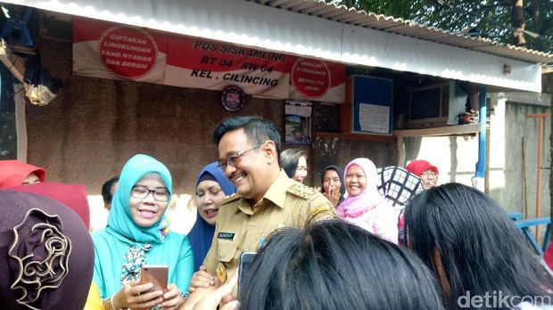 Djarot launching Bedah Rumah di Cilincing / 