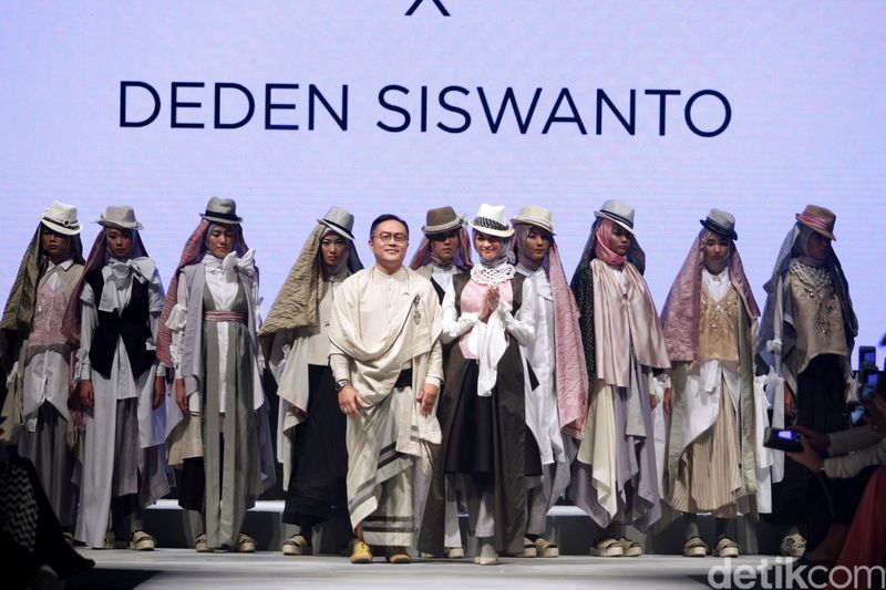 Di Koleksi terbarunya Deden megambil tema 'Bolivarymein' di Muslim Fashion festival 2017. Jakarta Convention Center. Senayan. Jakarta.