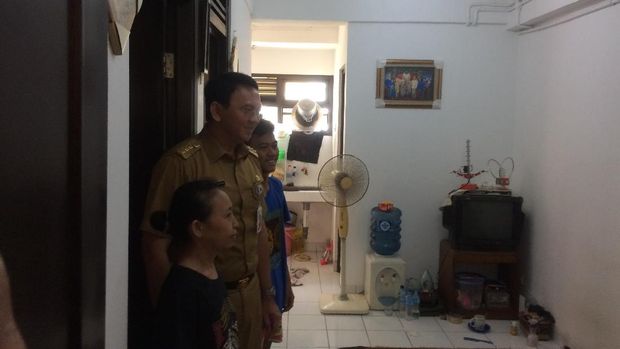 Ahok mengecek salah satu unit rusun milik warga.