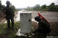 Pengecekan lokasi tapal batas oleh pasukan penjaga perbatasan
