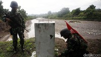 Tentara terus berpatroli di Motaain. Setelah sungai ini, masih ada kebun-kebun yang masuk teritori Indonesia. Baru di titik inilah pilar batas negara bisa ditemui.