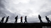 Patroli Satgas Pamtas menjaga tapal batas di Belu. (Grandyos Zafna/detikcom)