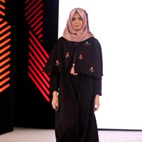 Vivi Zubedi mengangkat tema koleksinya Emirati Lady di Fashion Nation 2017. Senayan City. Jakarta. [Foto: Mohammad Abduh/Wolipop]