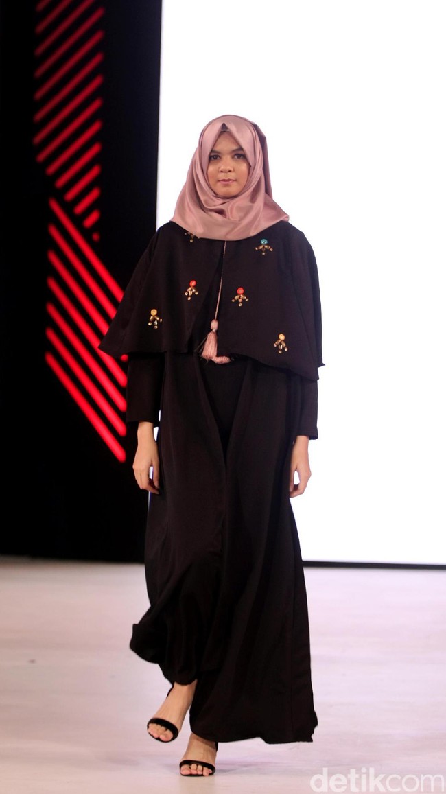Vivi Zubedi mengangkat tema koleksinya Emirati Lady di Fashion Nation 2017. Senayan City. Jakarta. [Foto: Mohammad Abduh/Wolipop]