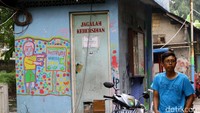 Toilet di Kampung Penas Cipinang Besar Selatan juga dihiasi dengan mural.
