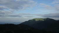 Sampai lebih dari lewat pukul 07.00 WIB, akhirnya matahari mulai menunjukkan sinarnya. Bukit Sikunir tetap menunjukkan pesonanya (Randy/detikTravel)