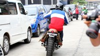 Tak butuh waktu lama baginya untuk melesat meninggalkan lokasi syuting dengan motor bermesin diatas 500 cc.