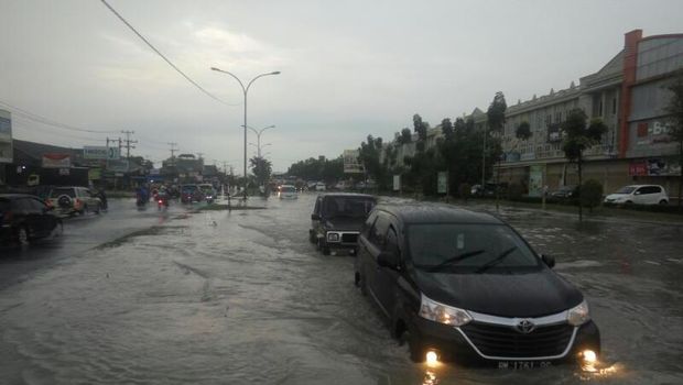 Akibatnya sejumlah ruas jalan tergenang air.
