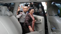 Diah Anggraeni memasuki mobilnya untuk meninggalkan gedung KPK.
