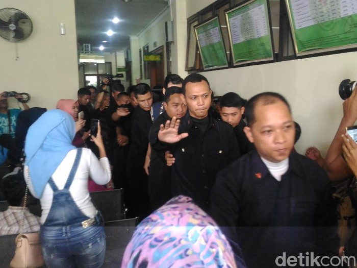 Dikawal Belasan Bodyguard, Atalarik Syah Datangi Pengadilan Agama