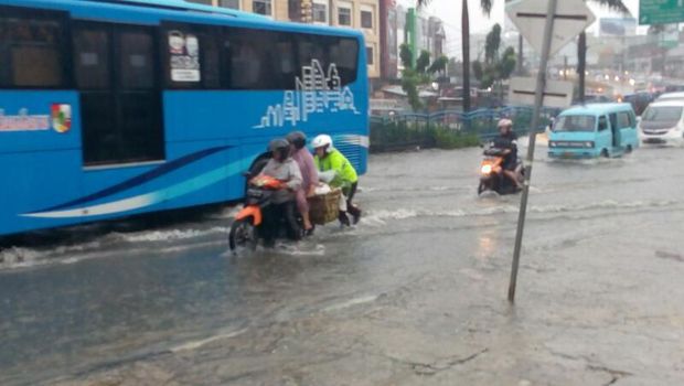 Sejumlah kendaraan mogok akibat banjir.