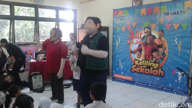 Adit Sopo Jarwo Hibur Siswa-siswi Sekolah Dasar Adit Sopo Jarwo Hibur Siswa-siswi Sekolah Dasar