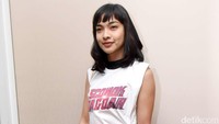 Aktris berusia 27 tahun itu memilih mengenakan dress hitam dengan luaran kaus dan sneakers putih. Pool/Noel/detikFoto.