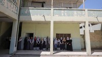 Beberapa siswa nampak berpose di gedung sekolah yang nampak usang. REUTERS/Marko Djurica.