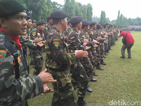  Banser NU menggelar apel kebangsaan dan kemah kemanusiaan di Ragunan, Jakarta, Selasa (18/4/2017)