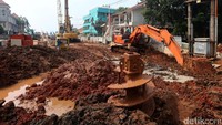 Para pekerja tengah mengerjakan pembangunan flyover Bintaro Permai.