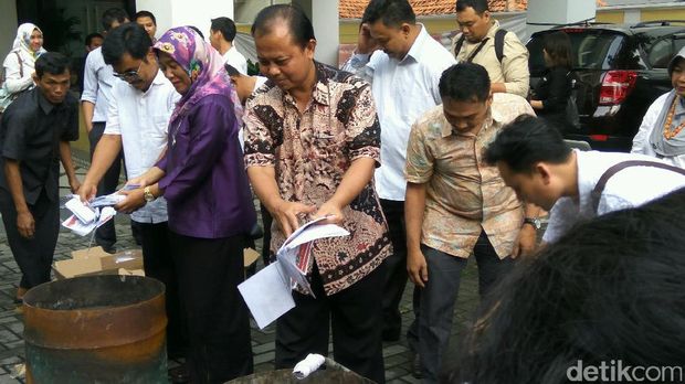 KPU DKI bakar surat suara rusak dan lebih / 