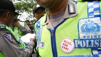 Pasukan gabungan TNI-Polri memakai pin bertuliskan Aman, Ada Kami.