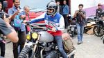 Brumm...Aksi Tora Sudiro dengan Triumph Bonneville