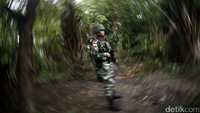 Pada Jumat (31/3/2017) sore lalu di bawah mendung, tujuh orang anggota TNI dari Yonif Raider 641/Beruang melakukan patroli.
