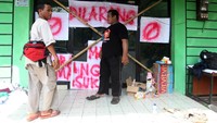 Warga berjaga di kantor DPC PPP Jakarta Selatan yang disegel.
