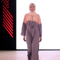 Vivi Zubedi mengangkat tema koleksinya Emirati Lady di Fashion Nation 2017. Senayan City. Jakarta. [Foto: Mohammad Abduh/Wolipop]