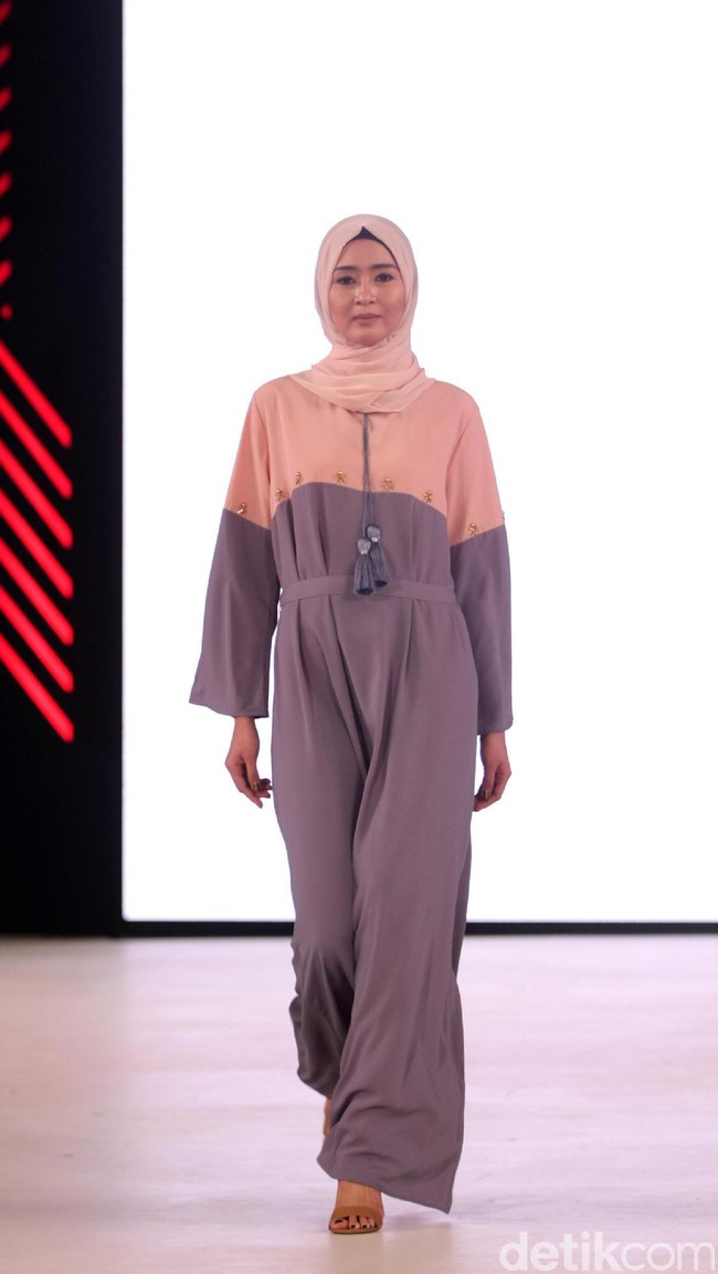 Vivi Zubedi mengangkat tema koleksinya Emirati Lady di Fashion Nation 2017. Senayan City. Jakarta. [Foto: Mohammad Abduh/Wolipop]