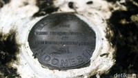 Pelat pada patok tapal batas RI-Timor Leste. (Grandyos Zafna/detikcom)