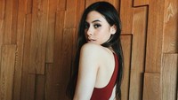 Putri Jeremy Thomas itu memadukan tanktop dan jeans pun semakin menambah penampilanya kian mempesona. Dok. Instagram/valerieethomas