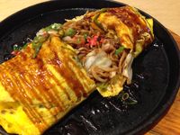Tokugawa: Lezatnya Okonomiyaki Tebal dengan Isian Seafood dan Daging Sapi