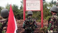 Setelah dipastikan aman, mereka kembali berjalan. Tanda perbatasan kembali ditemui, Kali ini bentuknya adalah papan pemberitahuan. Di sisi Timor Leste, border sign post serupa dengan warna berbeda juga ditemui. Jarak antar keduanya tak jauh, sekitar kurang dari 50 meter. Di tengah kedua tanda itu adalah zona netral kedua negara.