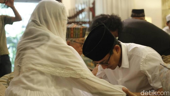 Jelang Pencoblosan, Sandiaga Sungkem Minta Doa Orang Tua