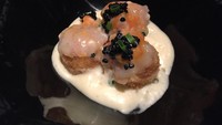 Shitake Croquette berupa kroket kentang dengan topping sea urchin dan caviar. Isiannya sweet shrimp yang manis segar.