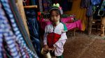 Melihat Gadis Suku Kayan, Si Cantik Berleher Panjang