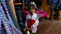 Di akhir 1980-an dan awal 1990-an, banyak suku Kayan yang melarikan diri ke Thailand saat perselisihan dengan rezim Burma. REUTERS/Soe Zeya Tun.