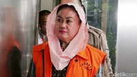Bupati Klaten nonaktif Sri Hartini tiba di Gedung KPK, Jakarta, Selasa (18/4/2017).