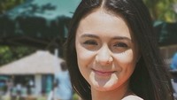 Senyum perempuan yang punya darah Austarlia ini manis banget ya! Foto: Dok. Instagram/amandarawles
